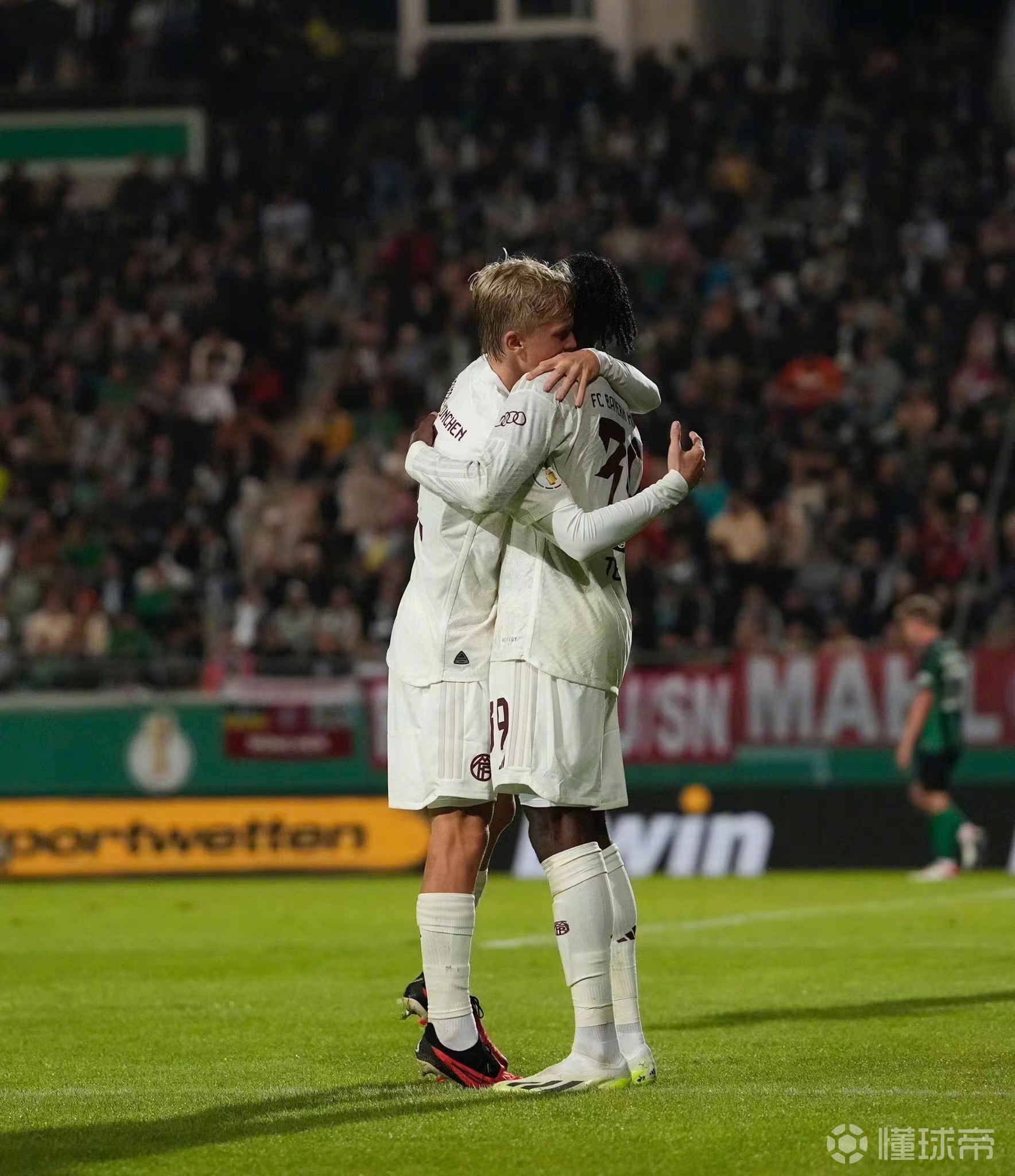 包含今晨德国杯传出新动向，波特兰开拓者造点机会，管理层表态：媒体盛赞，更衣室氛围转暖的词条