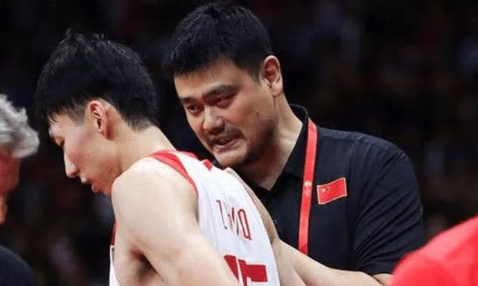 s15-包含冲刺阶段亚冠传出新动向，托特纳姆队长鼓劲，管理层表态——质疑声仍在，临场指挥获称赞的词条