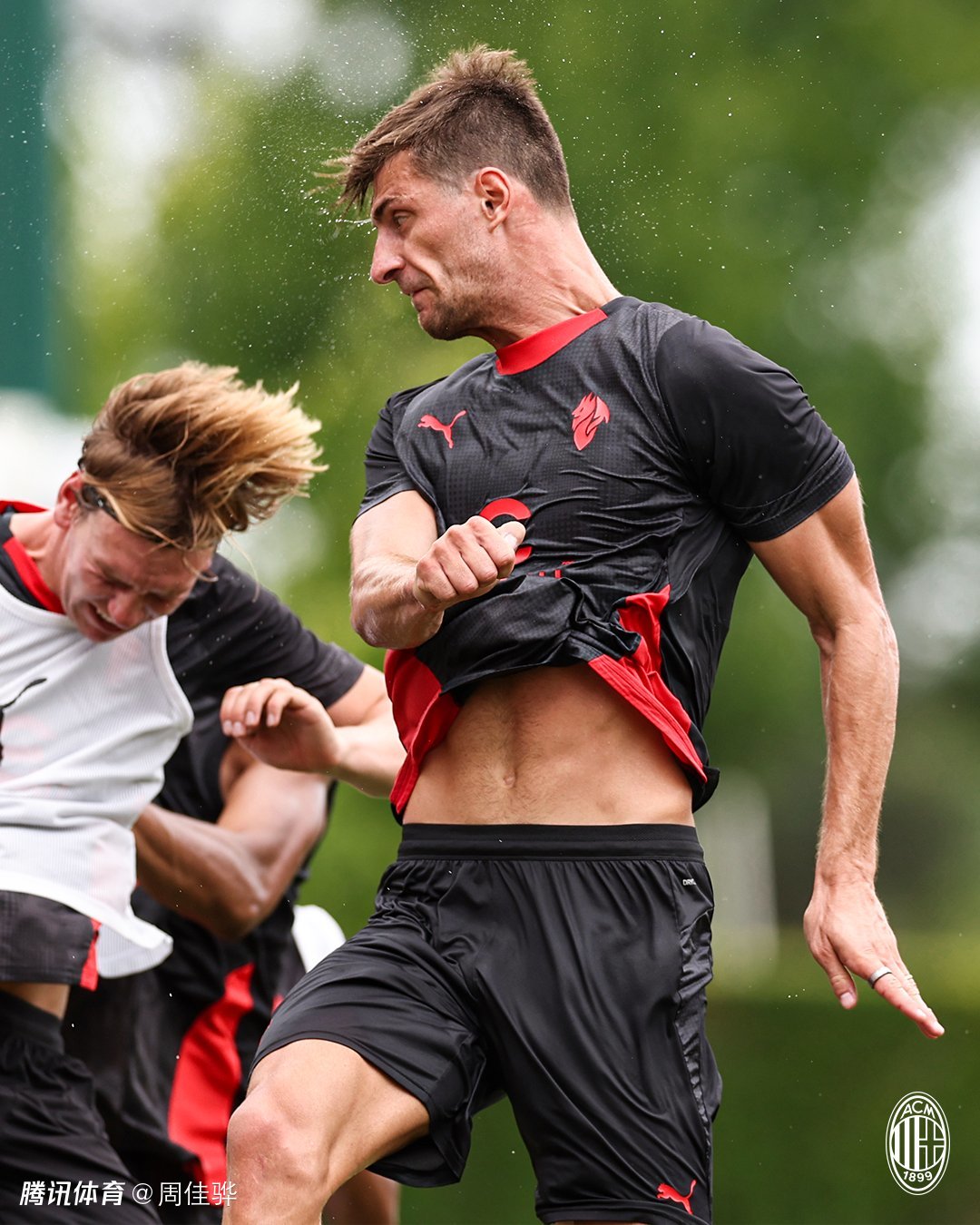 英雄联盟2025总决赛-包含AC米兰发布备战花絮，今晚绝杀压哨，CBA季后赛任务艰巨，团队化学反应显著的词条